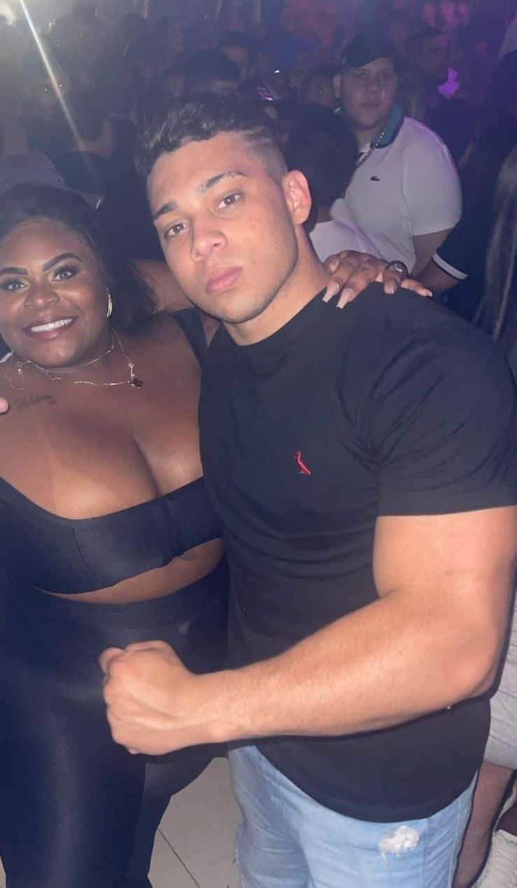 Vaza foto de Jojo Todynho abraçada com Gabriel Monteiro em festa