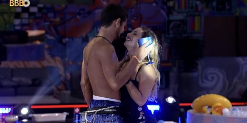 Assédio? Gabriel Mosca insiste em beijar Bruna e leva advertência