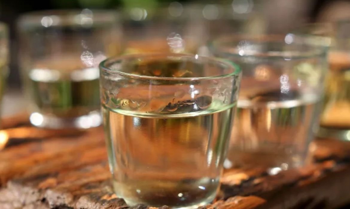 Homem faz aposta, bebe garrafa de pinga e morre no MT