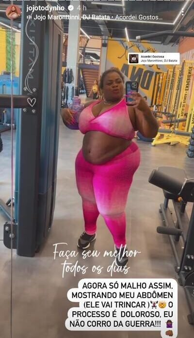 Jojo Todynho abaixa calça em academia e dispara: "Só malho assim"