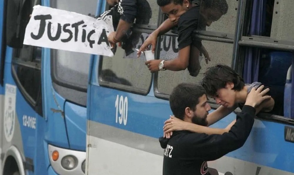 Durante prisão em 2013, Sininho se despede do namorado, conhecido como 'Game Over', ao ser levada para presídio em ônibus da PM