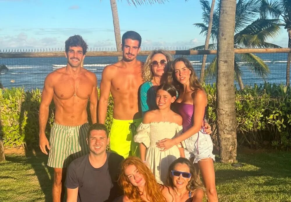 Novo romance? Enzo Celulari e Marina Ruy Barbosa posam juntos em foto