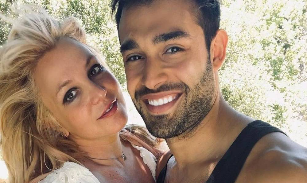 Britney Spears e Sam Asghari são flagrados sem aliança e especulam divórcio