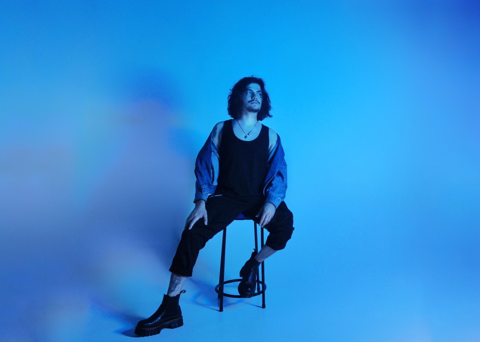 Descobertas Groover - Conheça Jovuk: cantor lança “Te Alcançar” - primeiro single do EP de estréia