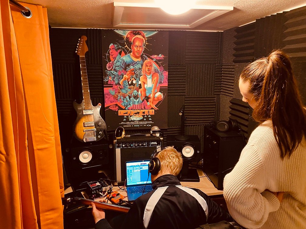 Descobertas Groover - The Lovelines lança ''Make Believe''