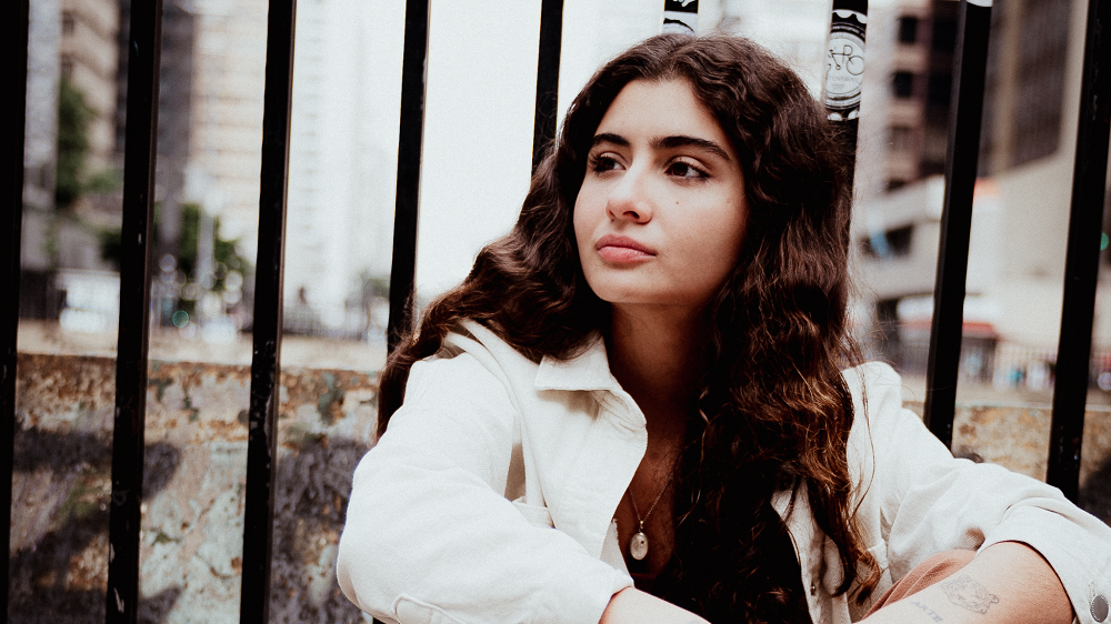 Georgia Castro expõe delicadeza dos amores leves em novo single acústico