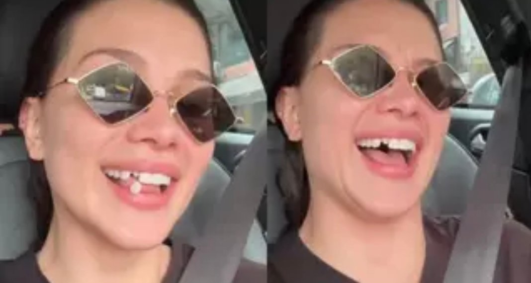 Dente de Flavia Pavanelli cai durante vídeo: 'Banguela'; assista