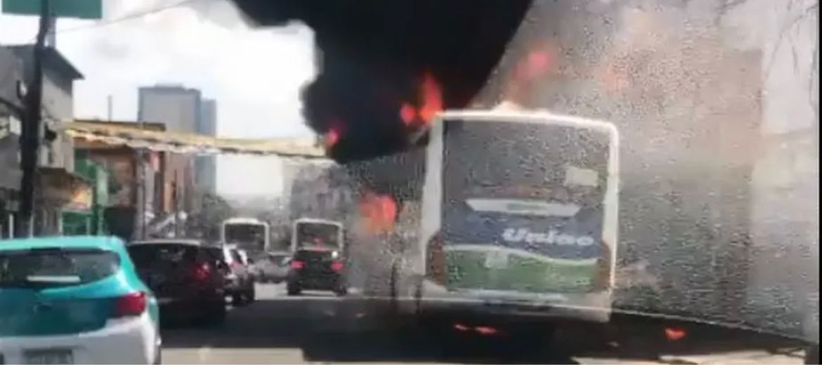 Imagem do post Homem coloca fogo em ônibus no RJ e deixa feridos; veja vídeo