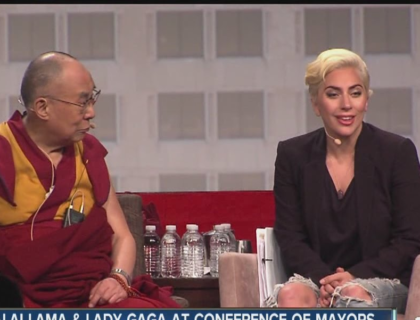 Imagem do post: Predador? Web resgata vídeo de Dalai Lama tentando tocar área íntima de Lady Gaga; assista