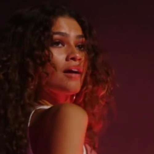 Imagem do post: Zendaya faz aparição surpresa no Coachella e canta músicas de “Euphoria”