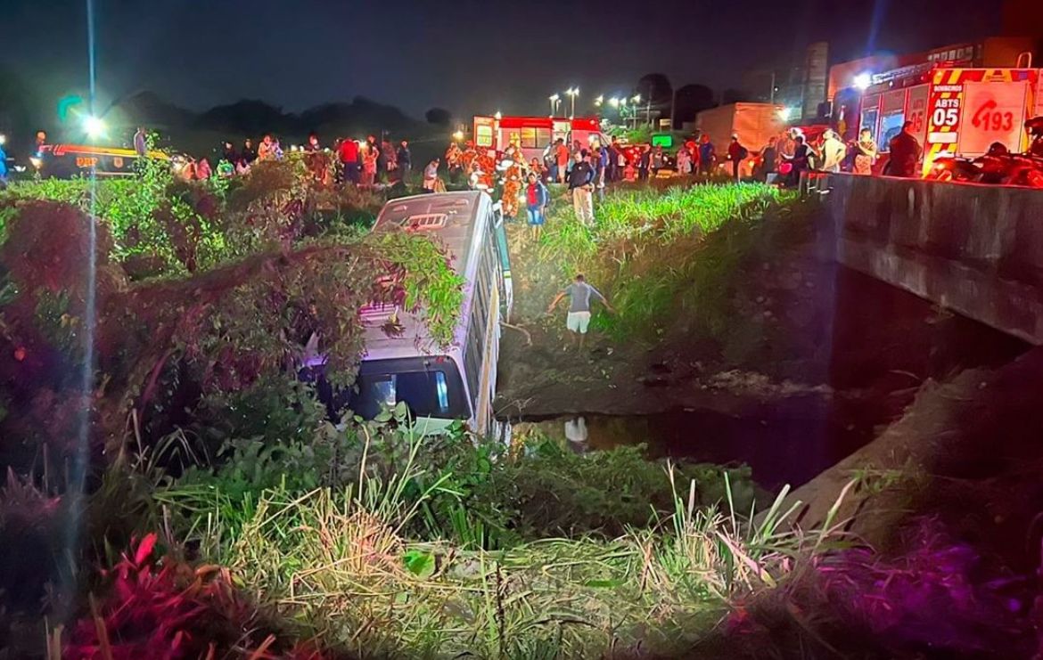 Ônibus cai de viaduto na BR-116 em Fortaleza; veja imagens