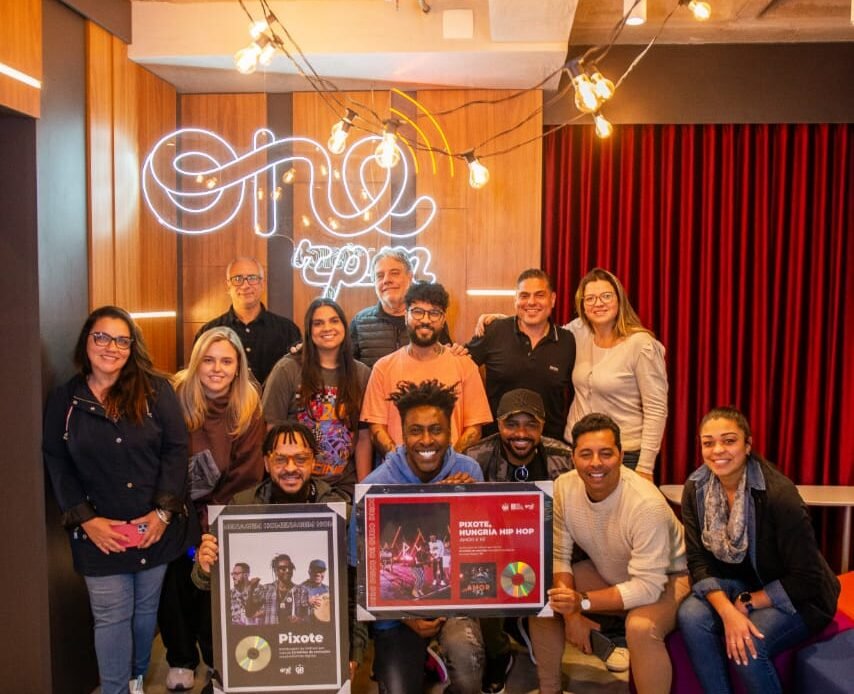 Pixote recebe Disco de Ouro por “Amor e Fé” 52 Pixote recebe Disco de Ouro por “Amor e Fé”