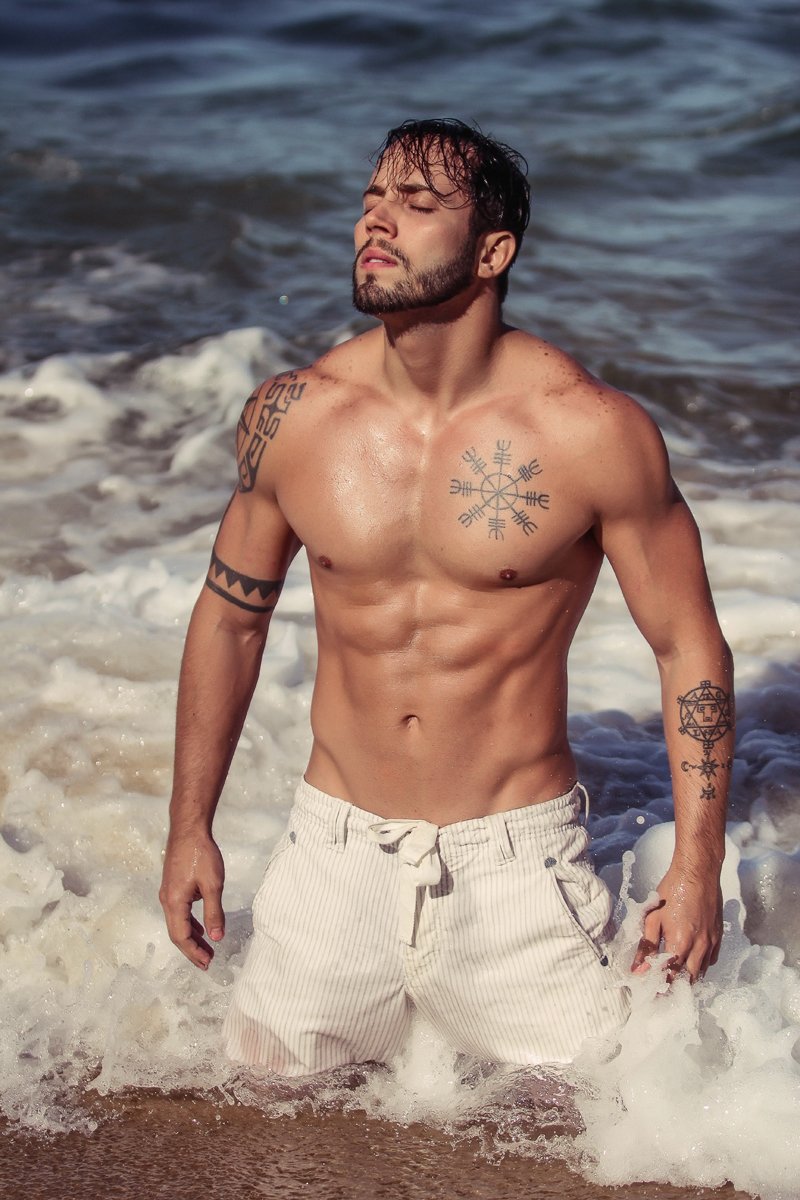 Ex-BBB João Almeida revela assédio em testes da Globo e Record: “Tem que me dar”