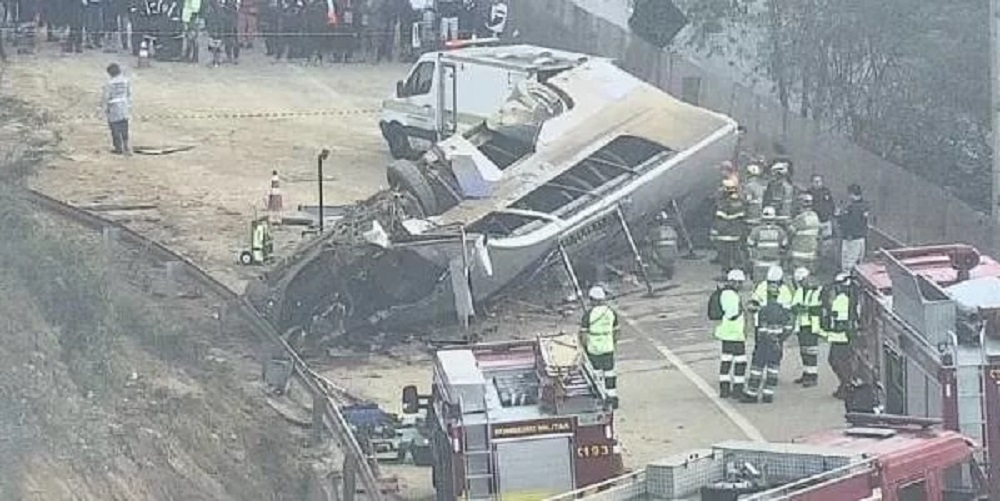 Ônibus de torcedores do Corinthians capota e mata 7 pessoas