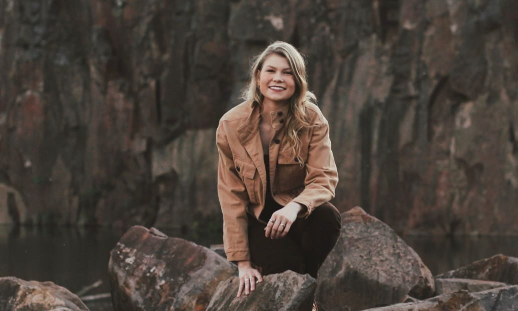 Em tempos de dúvida, Vicka prova que ainda existe amor puro no EP “Entrega”