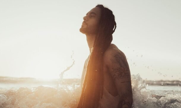 "Várias Ondas": Número 1 nas rádios do Brasil, Gabriel Elias faz show de lançamento de novo álbum Casa Natura Musical