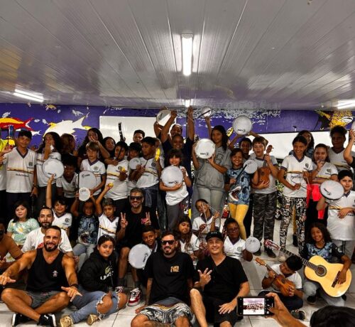 Imagem do post: Banda Planta e Raiz doa instrumentos para escola de Fernando de Noronha