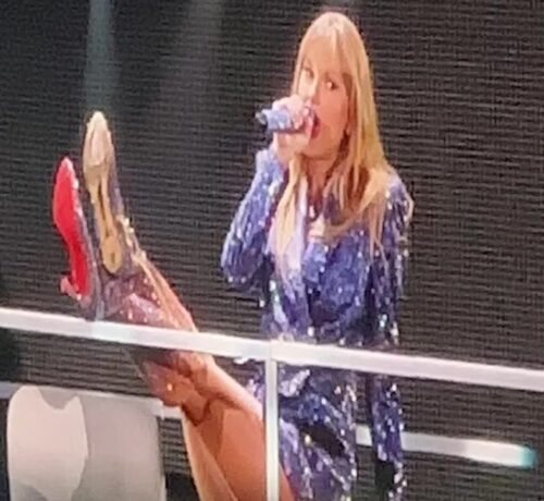 Imagem do post: Salto de Taylor Swift quebra durante último show no RJ; veja vídeo