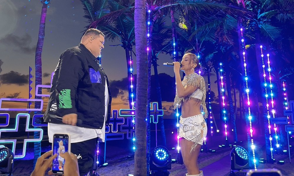 Duzão, vocalista do Menos é Mais, e Anitta durante gravação do grupo de pagode (Divulgação)