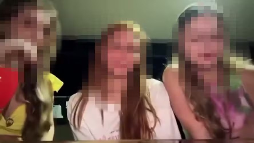 Jovens são indiciadas por ofensas racistas em vídeo no TikTok