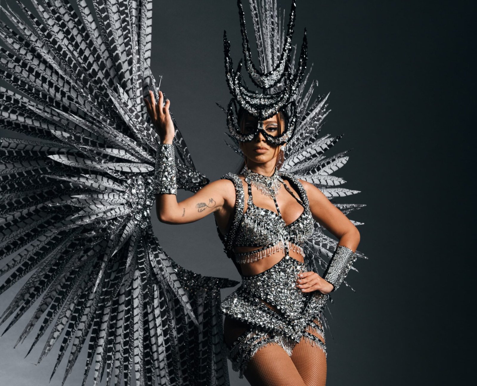 Anitta homenageia Gaviões da Fiel em show de São Paulo