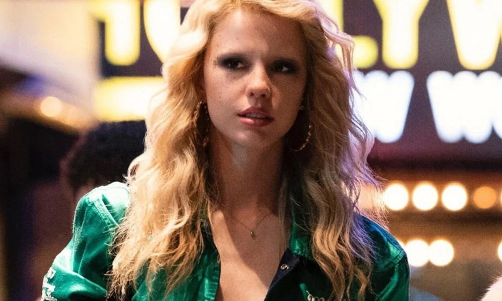 Atriz Mia Goth é acusada de chutar cabeça de figurante em filmagens de ‘MaXXXine’
