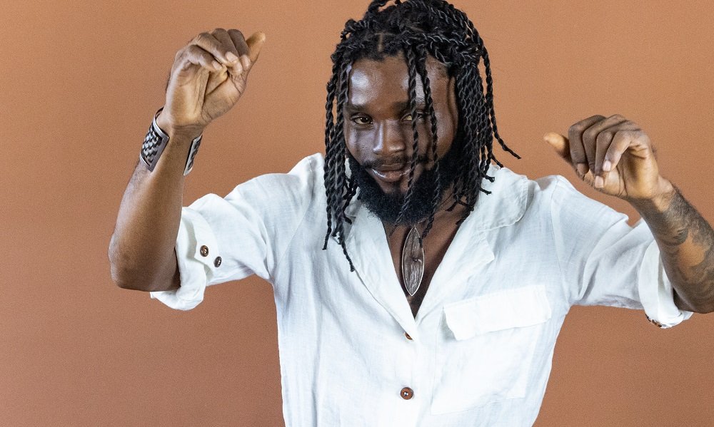 Cantor nigeriano ChingyKlean lança álbum "Sambayeah" no Brasil