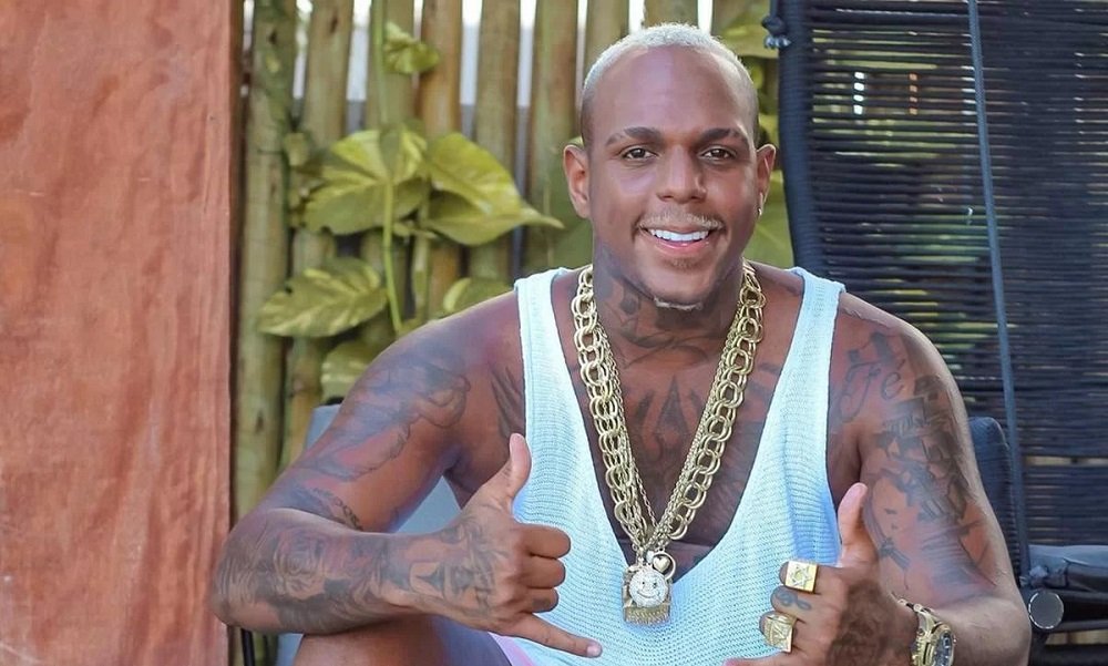 Oh Polêmico é criticado por reclamar de homens se beijando no Carnaval e se defende: "Gíria da comunidade" 56 oh-polemico-reclama-homens-beijando-carnaval