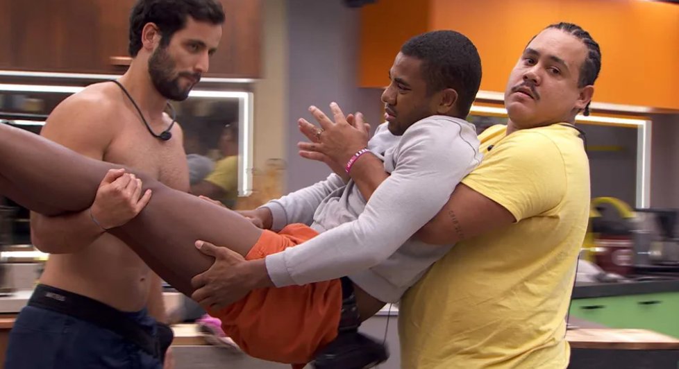 Davi passa mal e é levado ao Confessionário por brothers no BBB 24