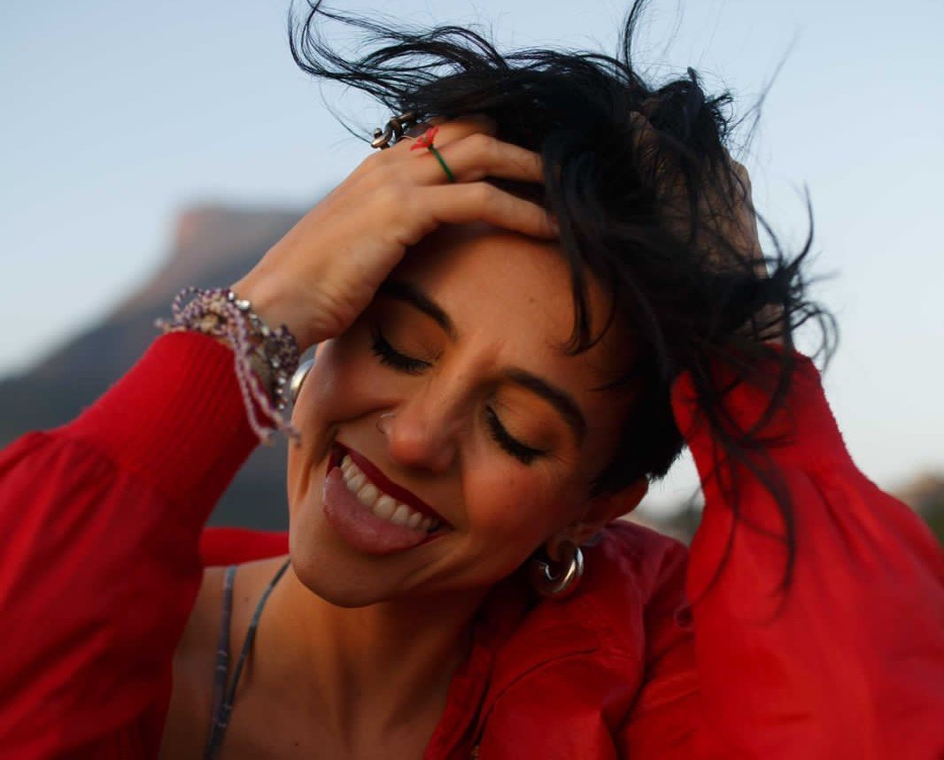 Madhá lança "Blessed Sessions", projeto audiovisual com influências do reggae, surf music e Island Reggae