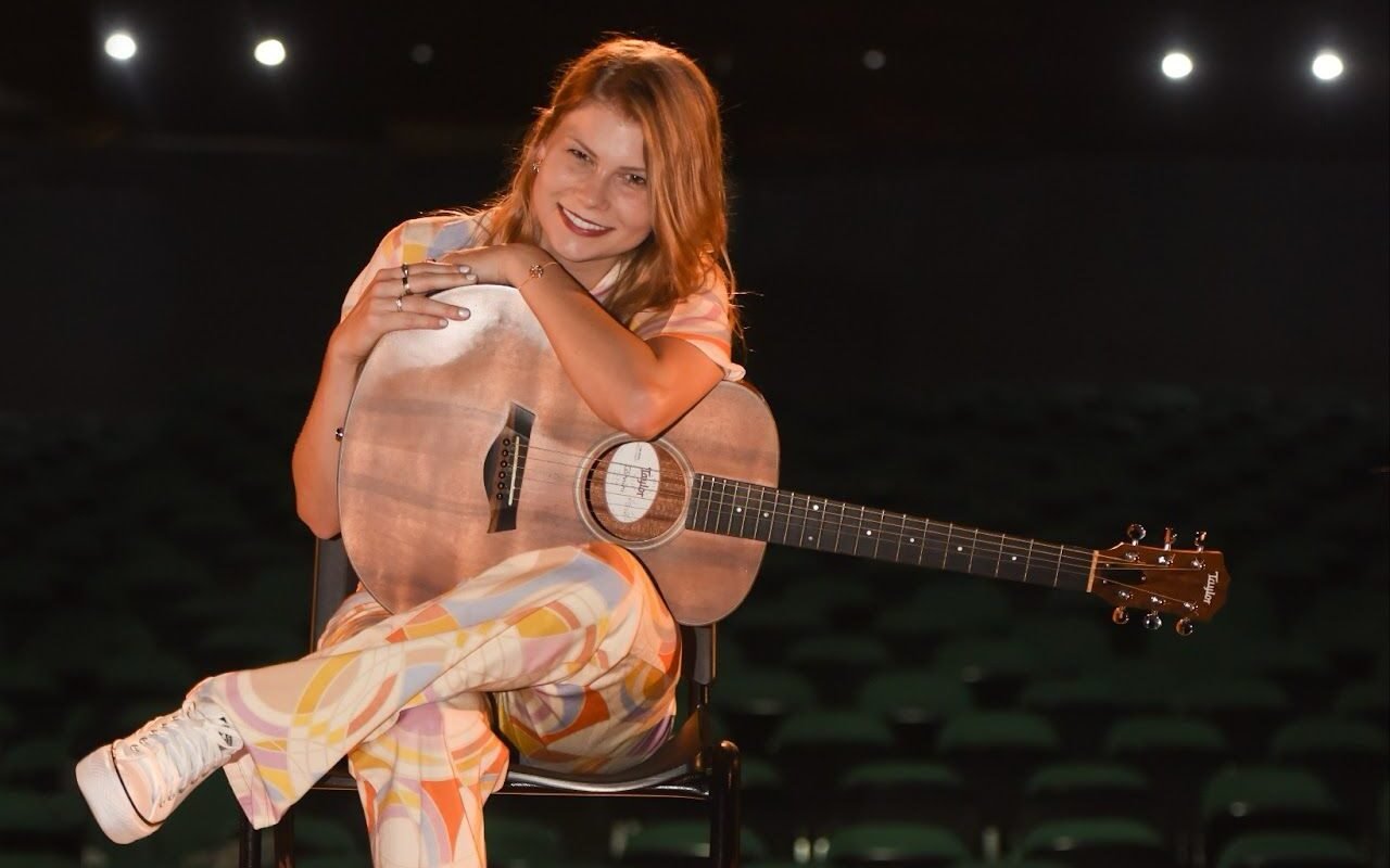 Vicka celebra aniversário com nova versão do álbum "Concreto" e  faixa inédita