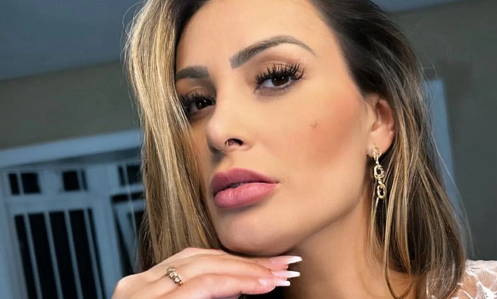 Imagens fortes: Andressa Urach faz bifurcação na língua e choca a web; vídeo