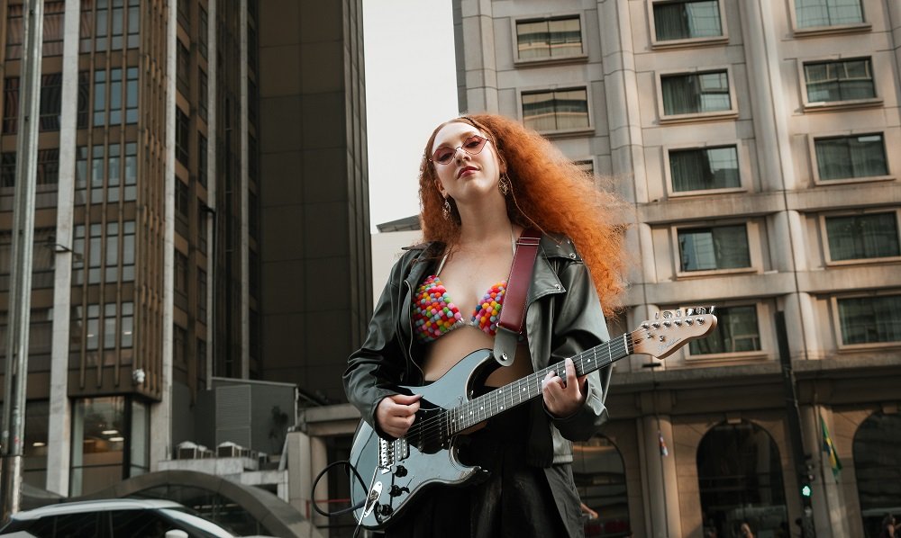 Bea Duarte inicia nova fase com lançamento de "Supostamente" (Crédito: Danielle Satiko)