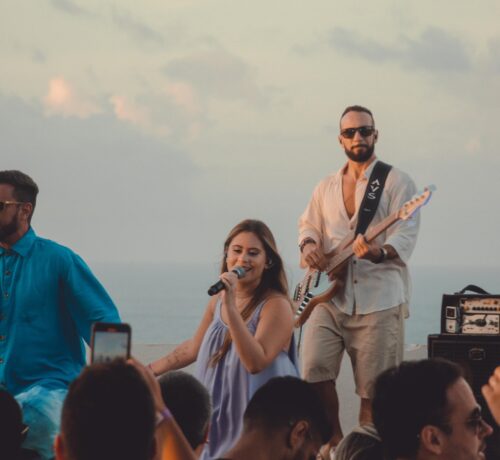 Imagem do post: Momento perfeito: pai e filha cantam “Lilás”, novo single do Planta e Raiz, ao pôr do sol de Noronha