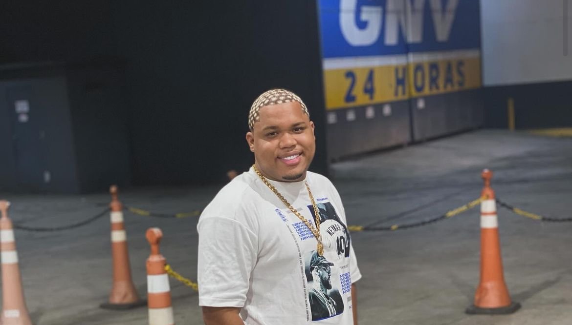 VÍDEO: MC PL Alves faz sexo oral em mulher durante show