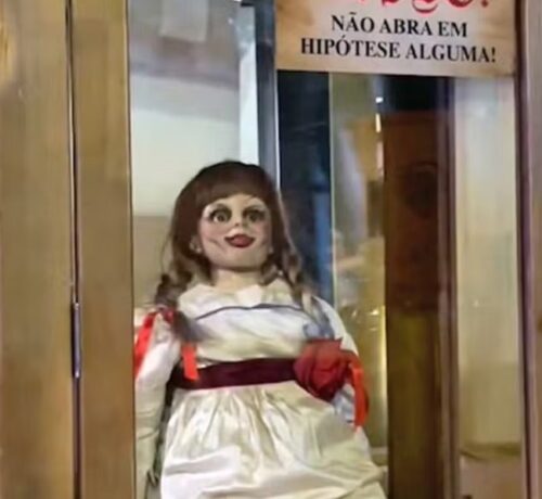 Imagem do post: Boneca original do filme Annabelle pega fogo no RJ; veja vídeo