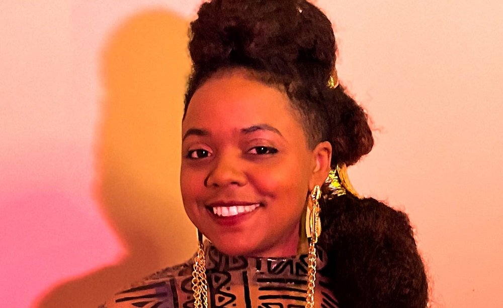 Jhenny Santine invoca a força dos Orixás em “Ouro”, single feito para inspirar o autocuidado e autoestima