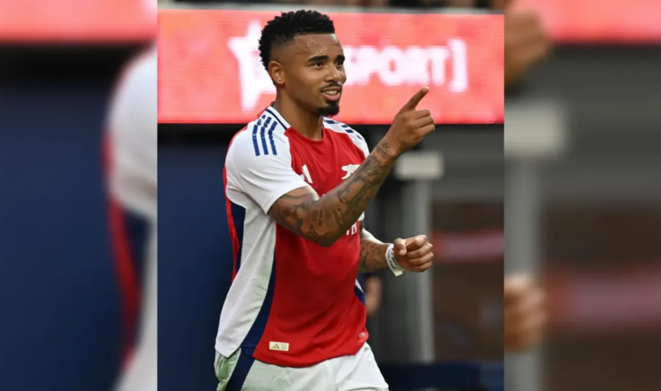 Gabriel Jesus é apalpado por jogador de time inglês e se irrita; veja vídeo