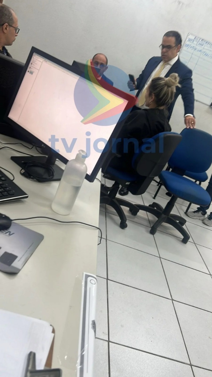 Vaza imagem de Deolane Bezerra prestando depoimento em delegacia no Recife; VEJA