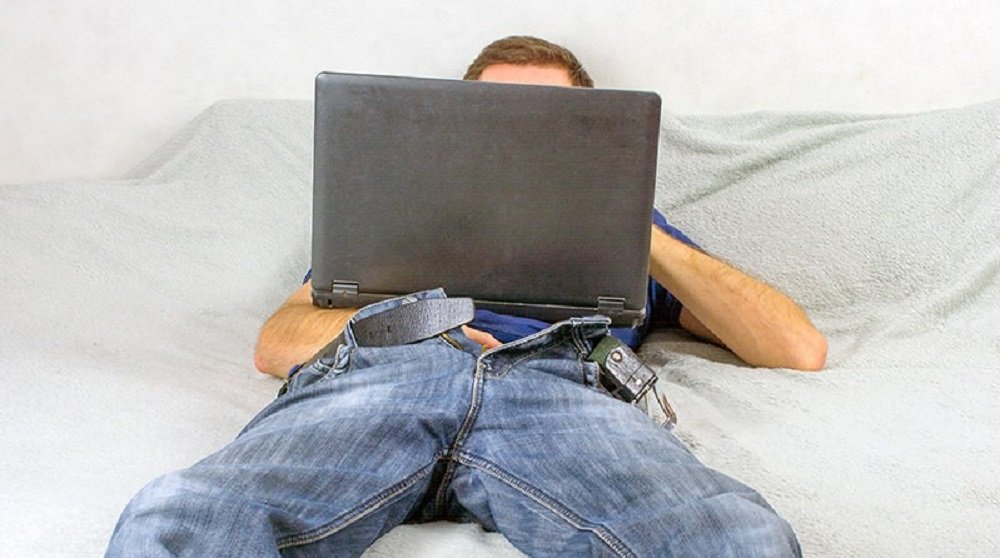 Estudo revela que 20% dos homens heterossexuais assistem a pornô gay com frequência