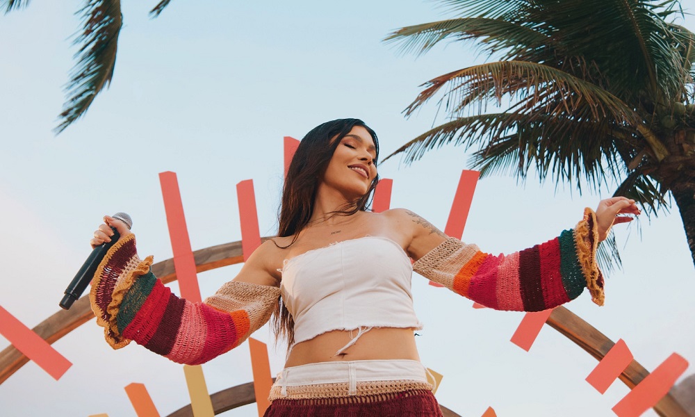 Imagem do post: A cantora e compositora Lary lança seu novo álbum, “Com Calor, Lary” 