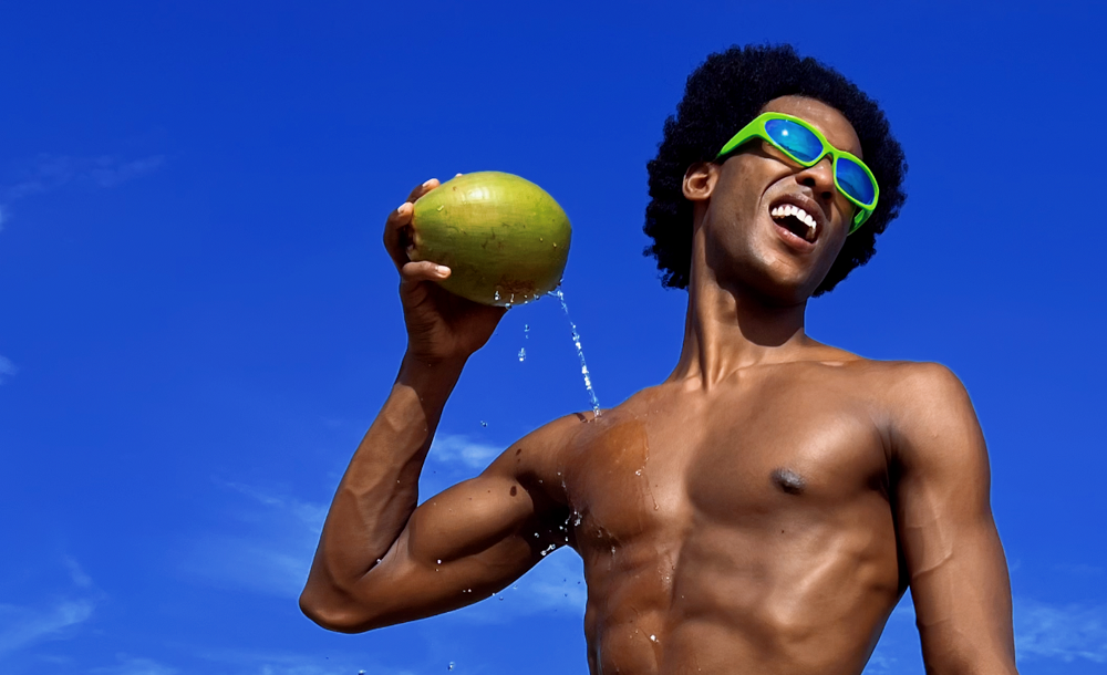 MARTTE anuncia o lançamento do single "ÁGUA DE COCO" durante o Bloco Lua Vai