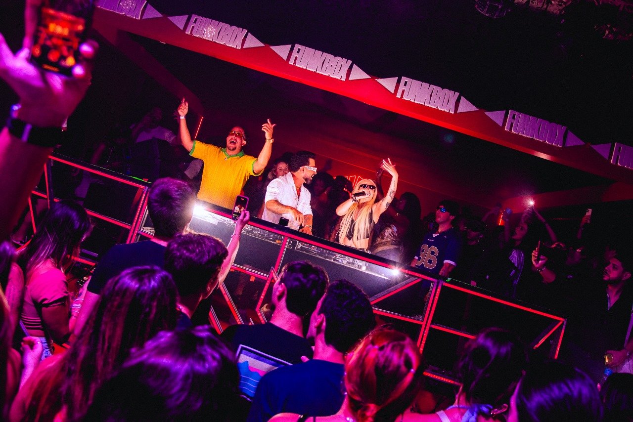 Bibi Babydoll, DENNIS e Locos lançam single "Nunca Mais Eu Vou"