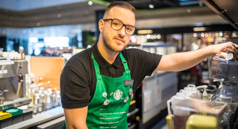 Ex-gerente do Starbucks abre processo e acusa empresa de demiti-lo por ser hétero