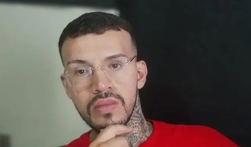 Jornal é brutalmente assassinado em casa; polícia investiga crime com motivação por aplicativo de encontros