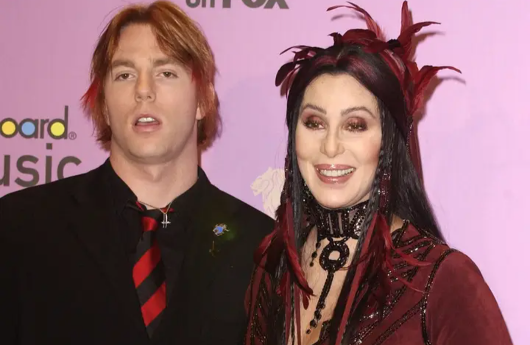 Filho da Cher é hospitalizado após sofrer overdose
