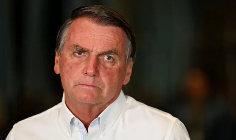 Bolsonaro tem nova crise após cirurgia e médicos avaliam novo procedimento