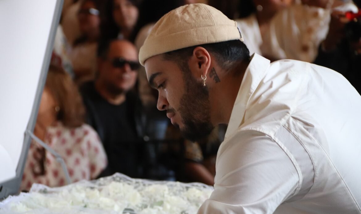 Ao lado do caixão, Francisco Gil dá adeus à mãe, Preta Gil