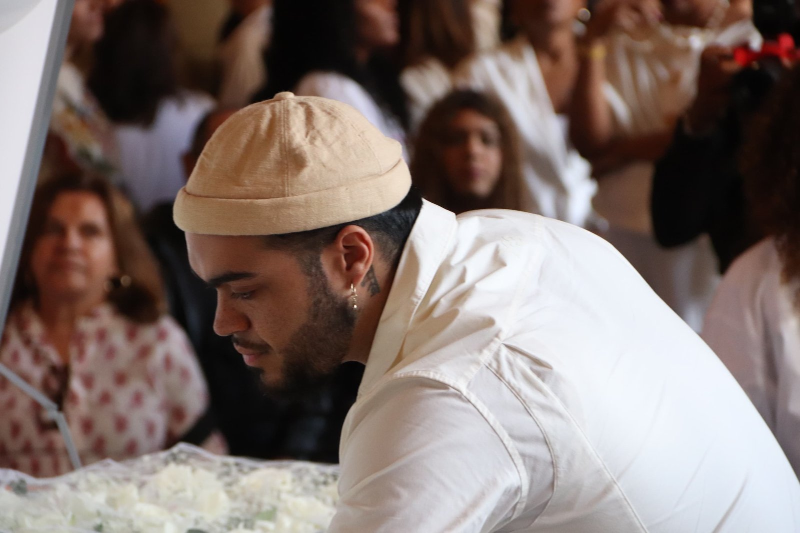 Ao lado do caixão, Francisco Gil dá adeus à mãe, Preta Gil