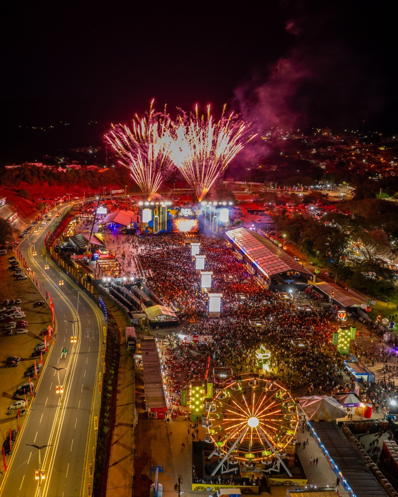 Mari Fernandez abre ExpoCrato 2025 com lotação máxima e emoção do início ao fim